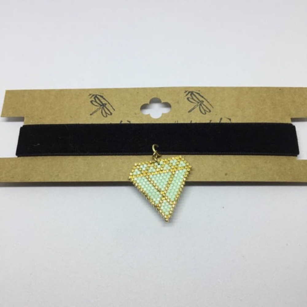 Beaded choker necklace with diamond shape charm